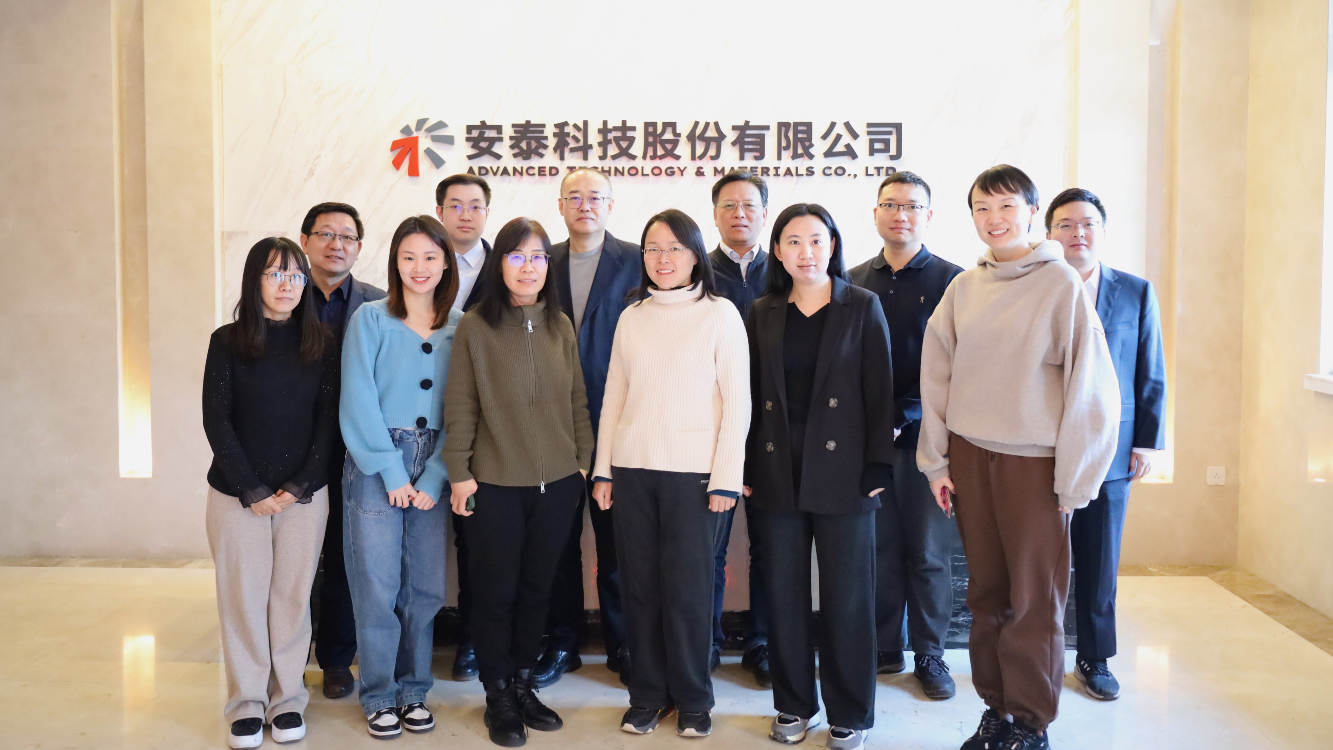 04優(yōu)秀班組-公司司庫(kù)工作組.jpg 04優(yōu)秀班組-公司司庫(kù)工作組.jpg